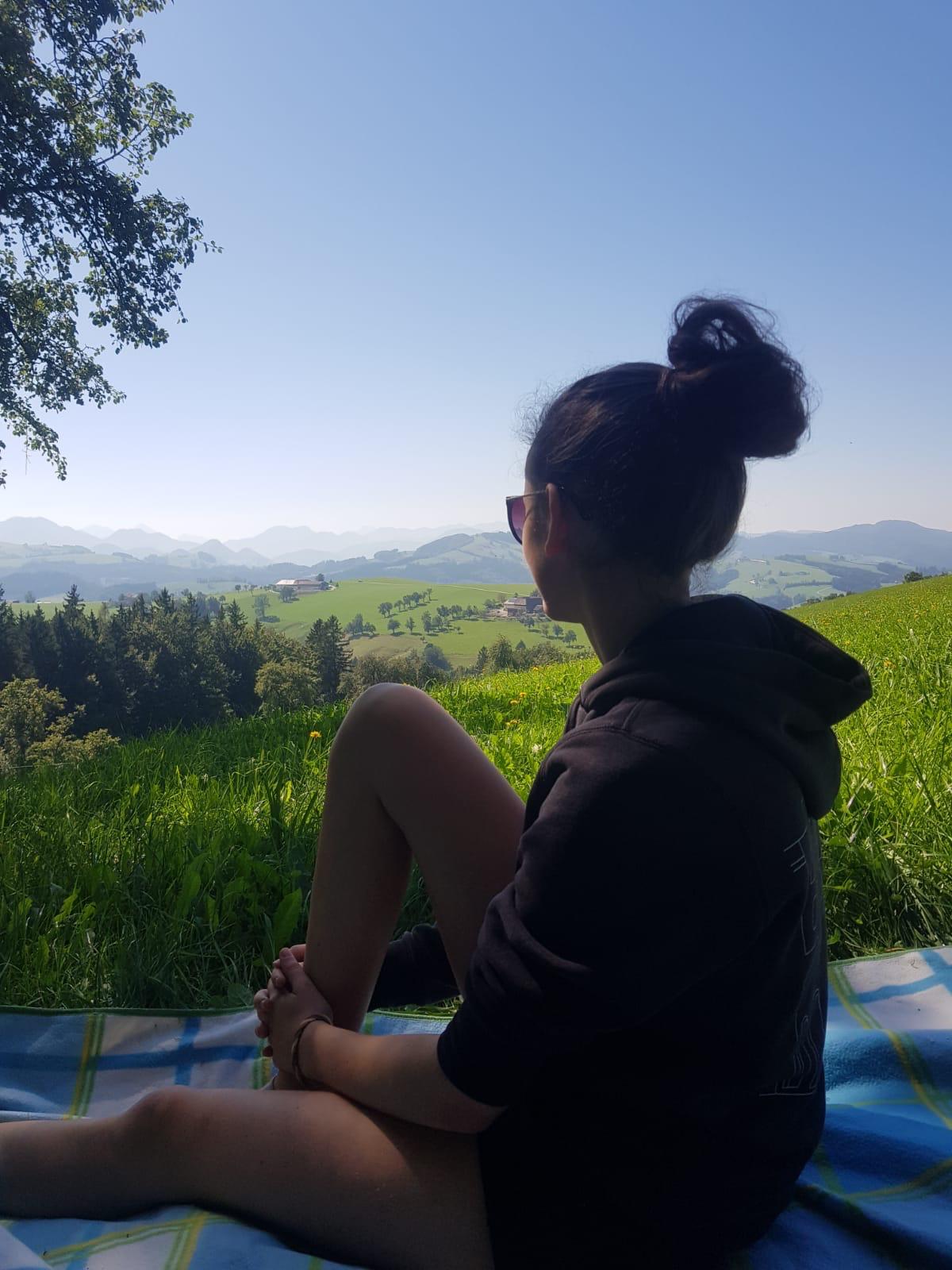 Mädchen auf einer Picknickdecke