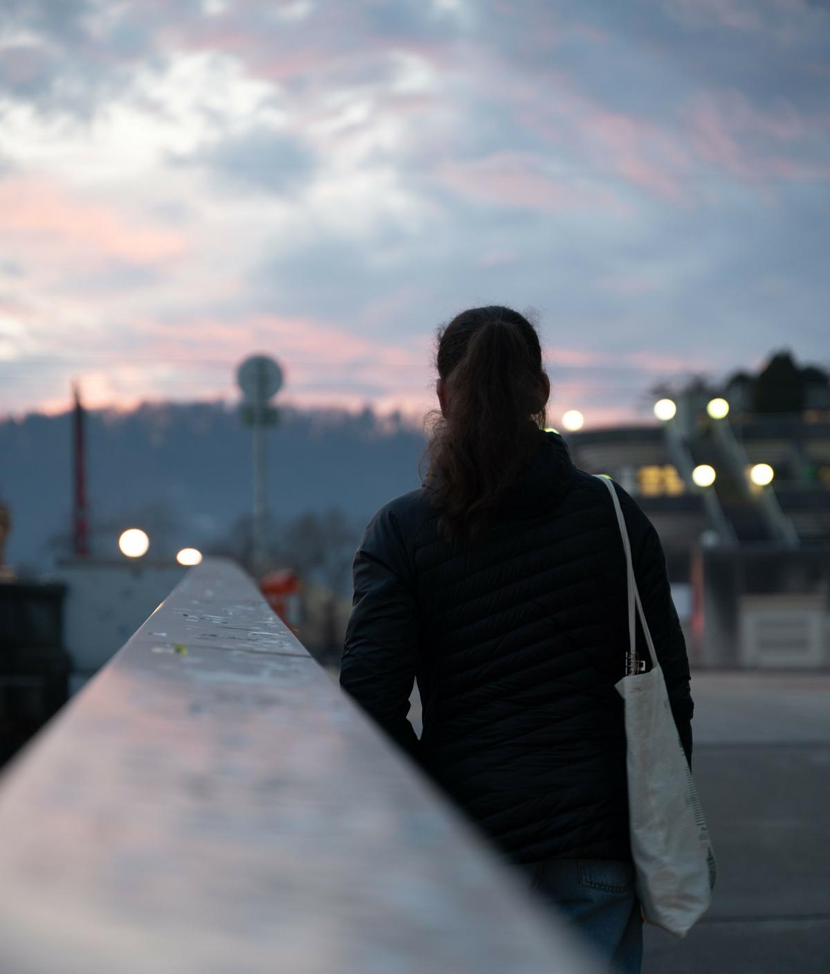 Mädchen im Sonnenuntergang